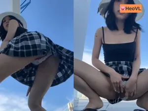 Bồ dâm đi đi chơi nhưng cũng không quên quay clip show hàng cho fans xem