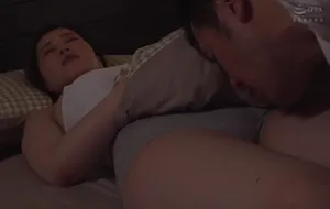 3 ngày chồng yêu đi công tác, người vợ ở nhà nữa đêm bị bố chồng mò vào phòng
